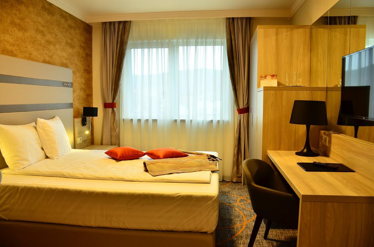 Hotel Baril Haţeg Εξωτερικό φωτογραφία